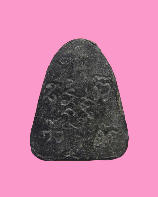 พระปิดตาเนื้อดำ หลังยันต์