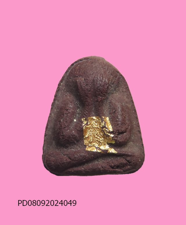 พระปิดตาหลังแบบ เนื้อแดง หลวงปู่มหานินวัดหนองไทร พนัสนิคม จ. ชลบุรี