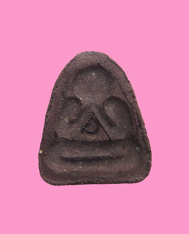 พระปิดตาหลังแบบ เนื้อแดง หลวงปู่มหานินวัดหนองไทร พนัสนิคม จ. ชลบุรี