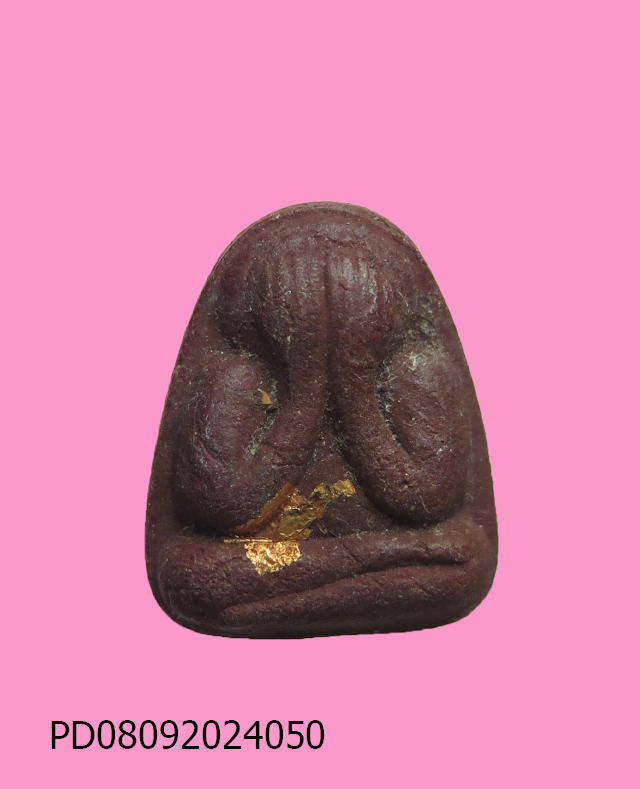 พระปิดตาหลังแบบ พิมพ์เล็ก เนื้อแดง หลวงปู่มหานินวัดหนองไทร พนัสนิคม จ. ชลบุรี 