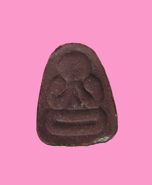 พระปิดตาหลังแบบ พิมพ์เล็ก เนื้อแดง หลวงปู่มหานินวัดหนองไทร พนัสนิคม จ. ชลบุรี 