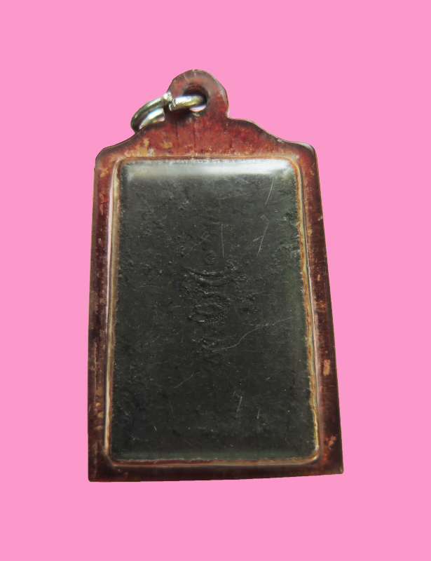 พระพุทธมีประภามณฑล เนื้อดำ หลังยันต์ เลี่ยมเก่า