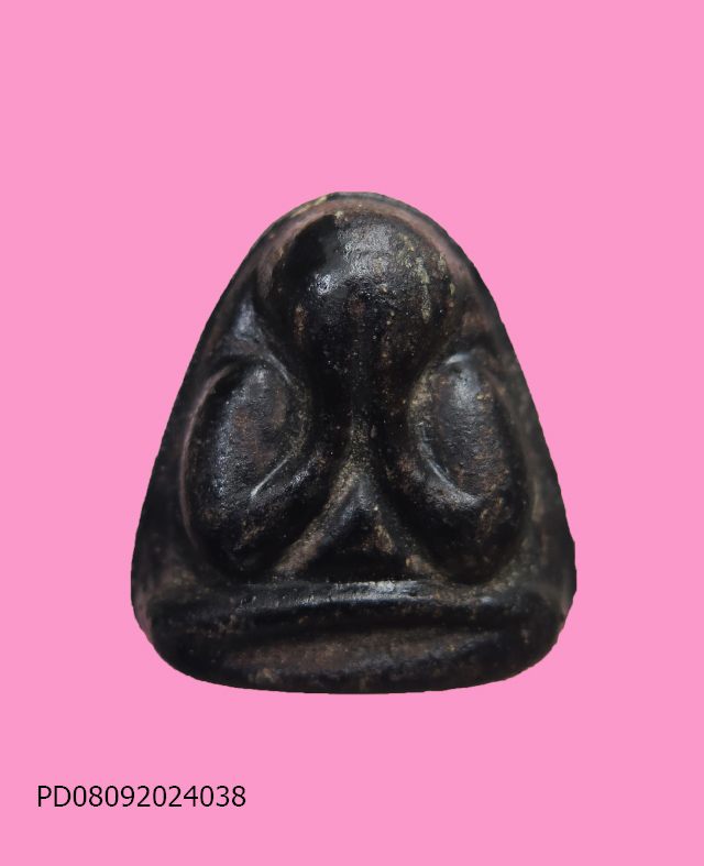 พระปิดตาจุ่มรัก หลังแบบ