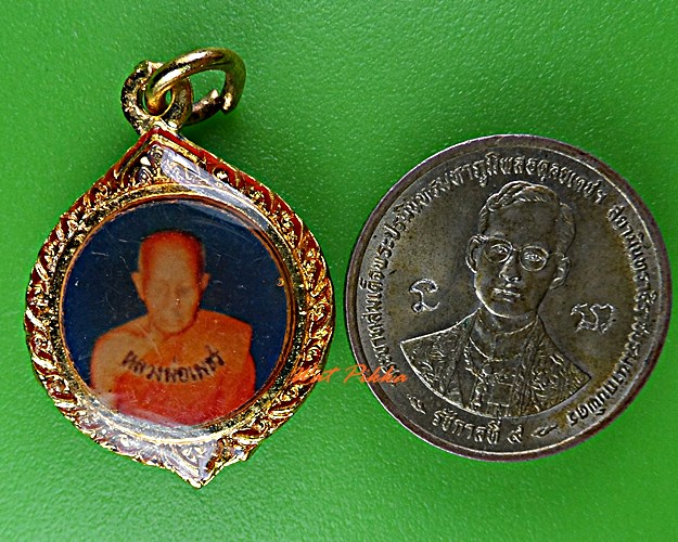 ล็อกเก็ตหลวงพ่อเพชร วัดบ้านกรับ กาญจนบุรี .2282.*