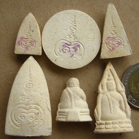 พระผงร่มฉัตร ชุด 6องค์ 6แบบ วัดสุทัศนเทพวราราม ปี2539 พร้อมกล่องเดิม