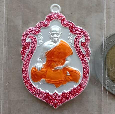 เหรียญเสมาเศรษฐีนะหน้าทอง หลวงพ่อพัฒน์ วัดห้วยด้วน จ.นครสวรรค์ เนื้อทองแดงอาบเงิน ลงยา เลข98+กล่อง