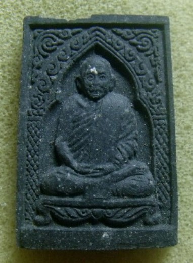 **เบา​ๆ​**พระรูปเหมือน เนื้อผงผสมว่าน หลวงพ่อดำ วัดตุยง อ.หนองจิก จ.ปัตตานี ปี ๒๕๓๕**