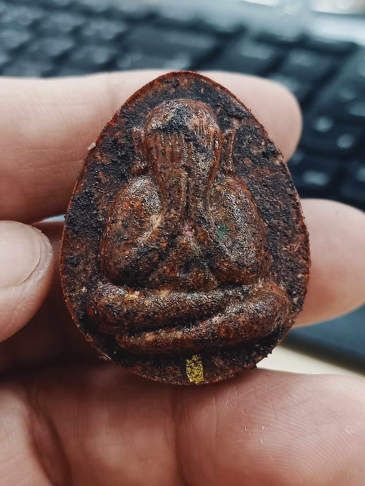 4-386 พระผงปิดตาผงน้ำมันโบราณ เบญจามหาลาโภ2 หลวงพ่อนงค์ วัดบางน้ำชน จ.กรุงเทพ 2567 เลข 37 กล่องเดิม