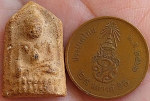 *พระชัยวัฒน์ครึ่งซีก เนื้อดิน ท่านเจ้าคุณศรีฯ(สนธิ์) วัดสุทัศน์ฯ กทม.*