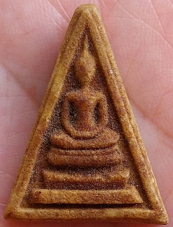 *สมเด็จฯสามเหลี่ยม หลังยันต์นะ เนื้อผง วัดหนองปลิง นครสวรรค์ ปี๒๕๐๙ ลพ.กวย ลพ.พรหม ร่วมเสก*