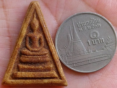 *สมเด็จฯสามเหลี่ยม หลังยันต์นะ เนื้อผง วัดหนองปลิง นครสวรรค์ ปี๒๕๐๙ ลพ.กวย ลพ.พรหม ร่วมเสก*