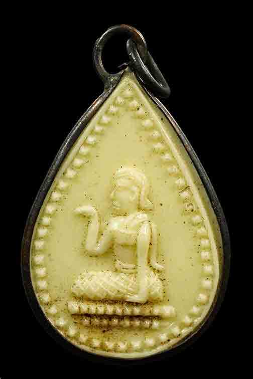 นางกวัก เนื้อพลาสติก หลังยันต์ หลวงพ่อเดิม วัดหนองโพธิ์ จ.นครสวรรค์  กรอบเดิม ตามรูป