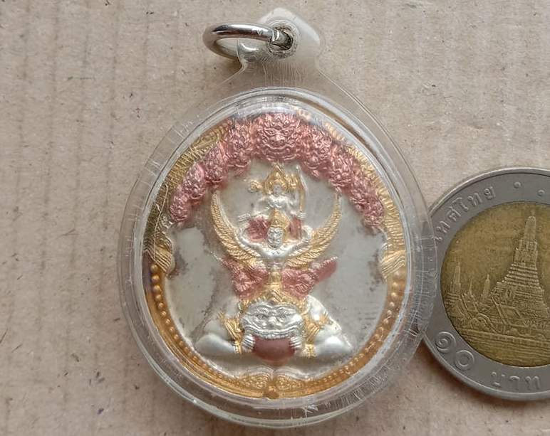 เหรียญพระนารายณ์ทรงครุฑ เจ้าคุณธงชัย วัดไตรมิตร ปี2548โลหะสามกษัตริย์พ่นทราย มีโค้ด+เลี่ยมกันน้ำพร้อ