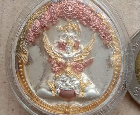 เหรียญพระนารายณ์ทรงครุฑ เจ้าคุณธงชัย วัดไตรมิตร ปี2548โลหะสามกษัตริย์พ่นทราย มีโค้ด+เลี่ยมกันน้ำพร้อ