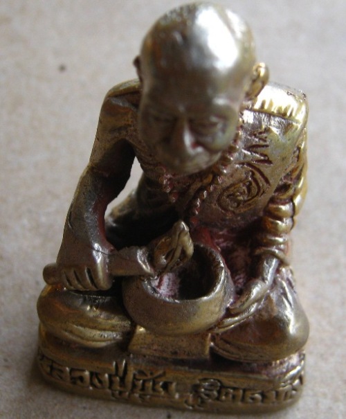 รูปเหมือน รุ่นหยดน้ำพุทธมนต์เมตตามหาอุตครอบจักรวาล หลวงปู่ขุ้ย วัดซับตะเคียน จ.เพชรบูรณ์ องค์ใหญ่ขนา