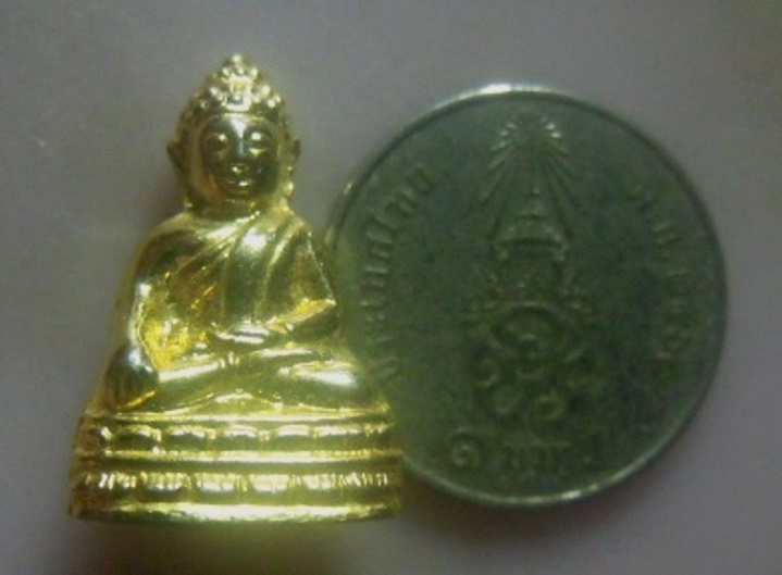 **เบา​ๆ​**พระชัยวัฒน์ ใต้ฐานตอกโค้ด เก่าๆ ไม่ทราบที่**กะไหล่ทอง สวยๆ เชิญชมครับ