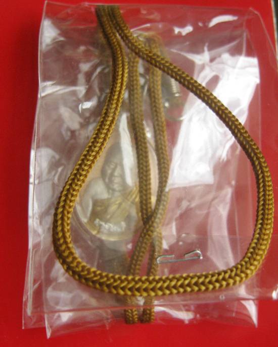 เหรียญพระรูปเหมือน 100 ปี เนื้อสามกษัตริย์ สมเด็จพระญาณสังวร สมเด็จพระสังฆราช พ.ศ.2556 พร้อมเลี่ยมเด