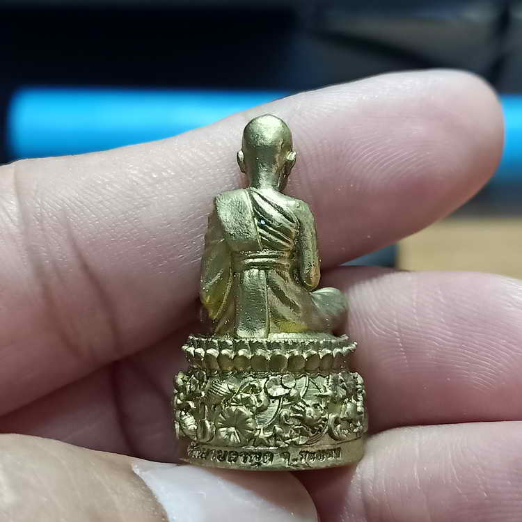 รูปหล่อฐานปูปลา รุ่นบารมี 88 หลวงพ่อรวย วัดมาบตาพุด จ.ระยอง องค์ทองเหลืองดิบซาติ ฝังตะกรุด 1 ดอก