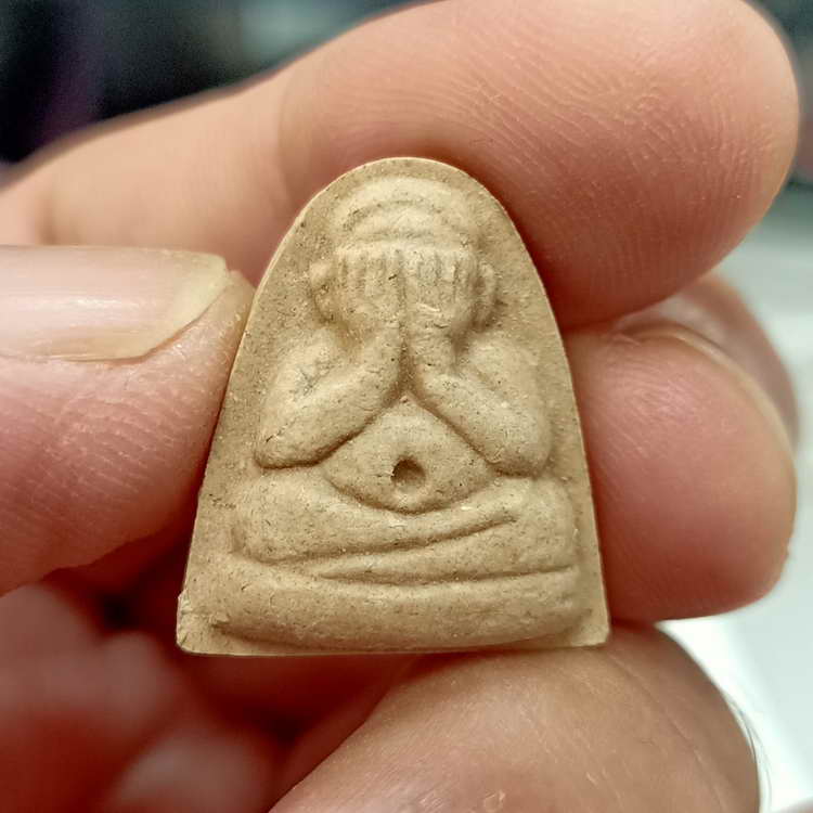 พระปิดตาผงลูกอมพรายกุมาร หลวงปู่ทิม อธิฐานจิตโดย ท่านพ่ออาด วัดตะพุนทอง อ.เมือง จ.ระยอง เนื้อผง