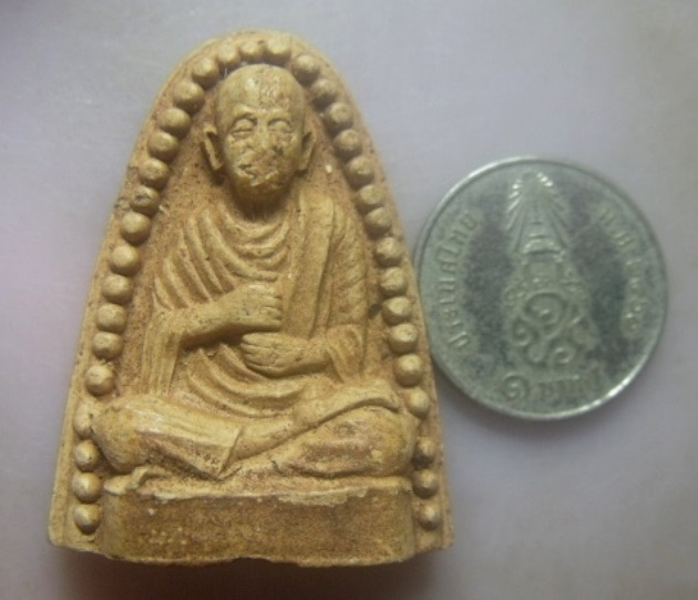 **เบา​ๆ​**รูปเหมือนสมเด็จโต วัดระฆัง เนื้อผง หลังยันต์เฑาะว์ เก่าๆ**เนื้อจัด เชิญชมครับ