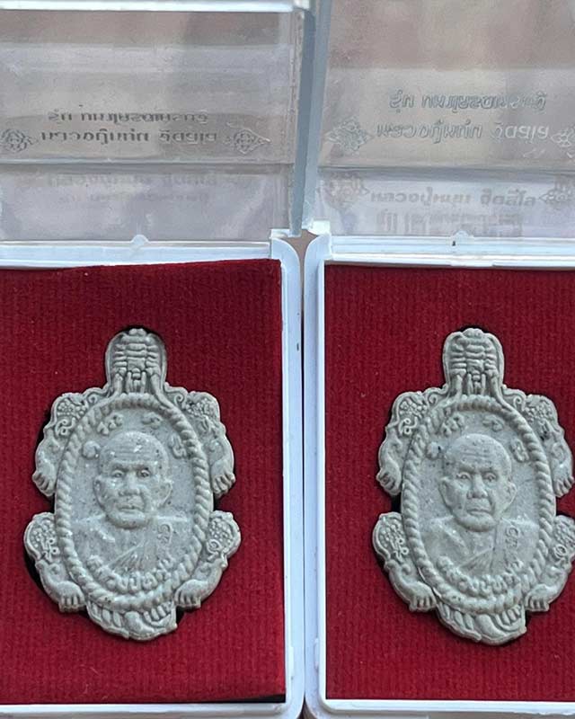 หลวงปู่หมุน  วัดบ้านจาน อ.กันทรารมย์ จ.ศรีษะเกษ แพคคู่