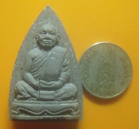 **เบาๆ**พระผงรูปเหมือนพิมพ์เตารีด หลวงปู่สมชาย วัดเขาสุกิม จ.จันทบุรี ปี ๒๕๔๓**หลังยันต์ สวยๆ