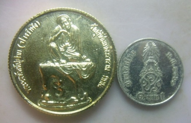 **เบา​ๆ**เหรียญพระอรหันต์สุปาก (ปางรำพึง) วัดสุทัศน์ หลังตราในหลวงครองราชย์ ๕๐ ปี**กะไหล่ทอง ตอกโค้ด