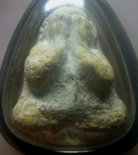 **เบาๆ**พระปิดตามหาลาภ เนื้อผง เจิมแป้ง + เกศา หลังฝังพลอย+ตะกรุด เก่าๆ**พร้อมเลี่ยมจับขอบโบราณ สวยๆ