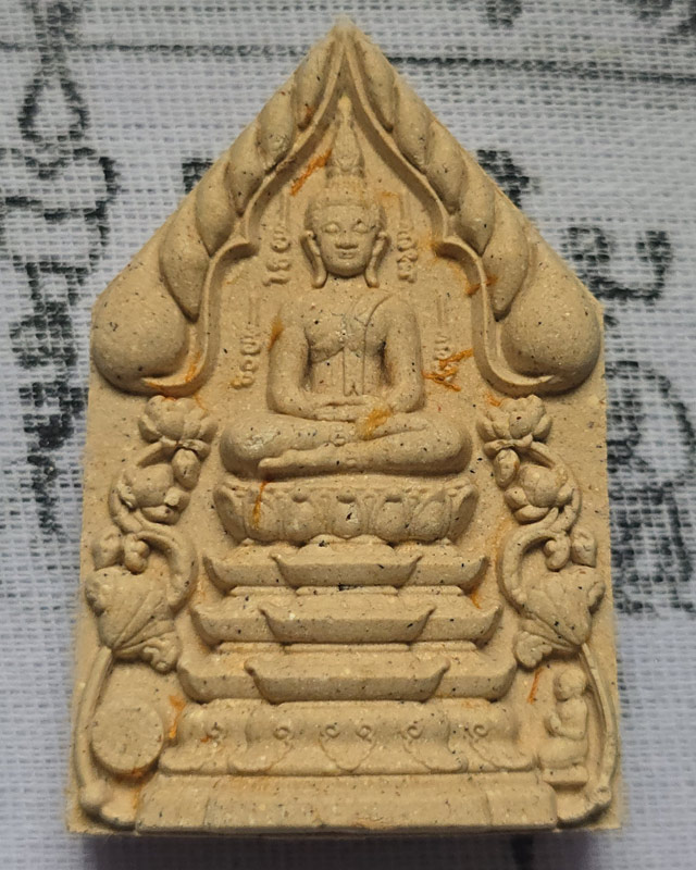 พระพุทธเจริญทรัพย์ หลวงปู่มหาศิลา สิริจันโท เนื้อว่านนะตะบะโรยพลอยเล็กหน้าหลังคลุกจีวร รายการที่ 5