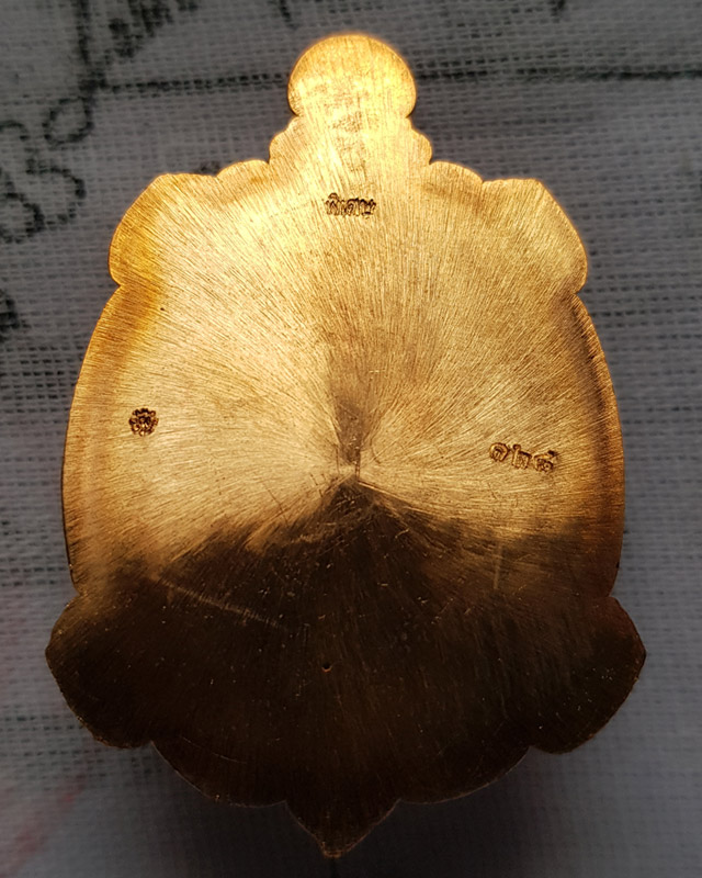 หลวงพ่อพัฒน์ วัดห้วยด้วน นครสวรรค์ รุ่นเต่าเจ้าสัวโคตรเศรษฐี เนื้อผิวไฟไม่ตัดปีก หลังเรียบ ลงยาจีวร