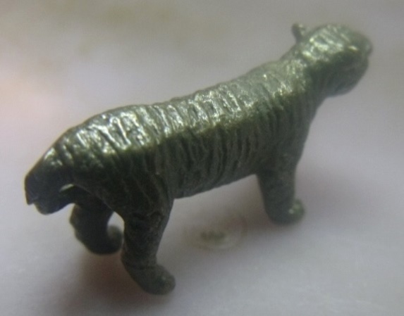 **เบา​ๆ​**เสือหล่อ ยันต์รอบ เนื้อโลหะผสม ไม่ทราบที่**ตอกโค้ด สวยๆ เชิญชมครับ