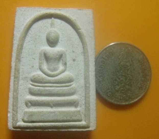 **เบาๆ**พระสมเด็จขาโต๊ะหลังรูปเหมือน หลวงตามหาบัว ญาณสัมปันโน วัดป่าบ้านตาด จ.อุดรธานี**สวยๆ