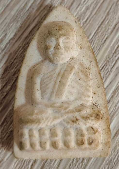 พระผงหลวงปู่ทวด วัดช้างให้ จังหวัดปัตตานี เนื้อขาว หลังหนังสือ