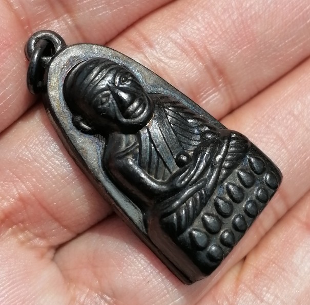 หลวงปู่ทวดแจกปีนัง ปี 2507 สภาพผิวหิ้งเดิมๆ สวยสมบูรณ์ คมชัด รมดำแห้งๆ​ เคาะเดียว 