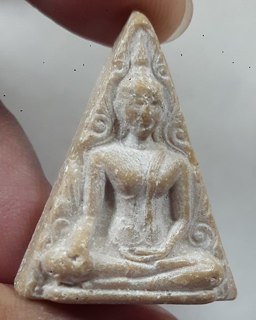 " พระนางพญา มหาเสน่ห์ เนื้อผงน้ำมัน หลังเรียบ ไม่ทราบที่ 2 องค์ ท่านใดสนใจเชิญครับ "