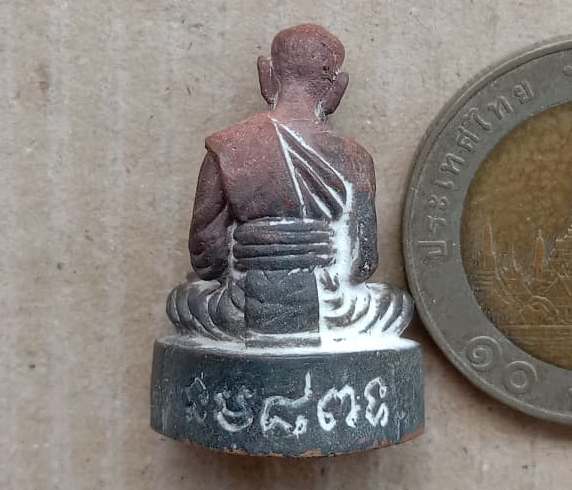 รูปหล่อโบราณ ๘ รอบ หลวงปู่ธรรมรังษี วัดพระพุทธบาทพนมดิน จ.สุรินทร์ ก้นทองแดง เลข1501+กล่อง