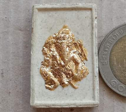 พระผงเศียรฤาษีหลังพระพิฆเนศ หลวงปู่หมุน วัดซับลำใย ปี2542 ปิดทองแท้เดิม พร้อมตลับสแตนเลส 