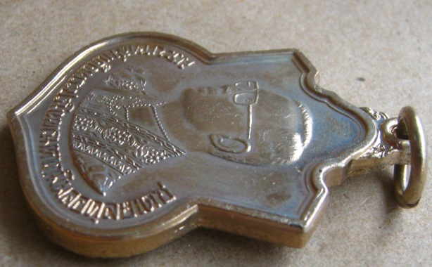  เหรียญมิ่งมหามงคลเฉลิมพระชนม์ ครบ 6 รอบ ปี2542 เนื้ออัลปาก้า 