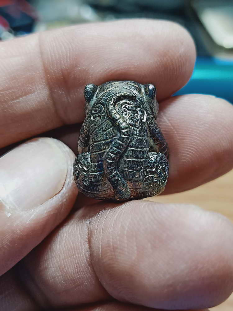 4-160 ลูกอมเสือ 168 หลวงปู่แสน วัดบ้านหนองจิก จ.ศรีสะเกษ 2561 ผิวรุ้ง ตะกรุดเงิน แถมยกลัง กล่องเดิม