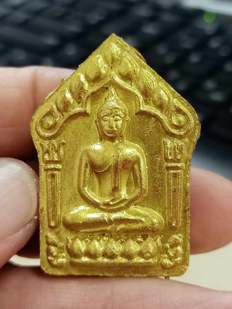 4-544 พระขุนแผนผงพรายกุมารพิมพ์ใหญ่ หลวงพ่อคูณ วัดบ้านไร่ 2557 ทาทอง ตะกรุด 2 ดอก กล่องเดิม