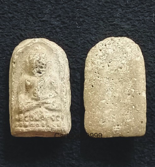 พระชัยวัฒน์ครึ่งซีก  เนื้อผง วัดสุทัศน์ กรุงเทพฯ ครับ 