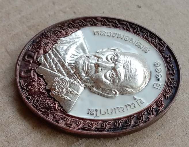 เหรียญรุ่นโชคดี3 โชคดี 100ปี นวะโลหะ หน้ากากเงินลงยา หลวงพ่อพัฒน์ วัดห้วยด้วน เลข89+กล่อง