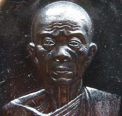 เหรียญหลวงพ่อคูณ ผ้าป่าสร้างบารมี วัดโนนแดง ปี2557 เนื้อทองแดงรมดำ หมายเลข5909พร้อมกล่องเดิม