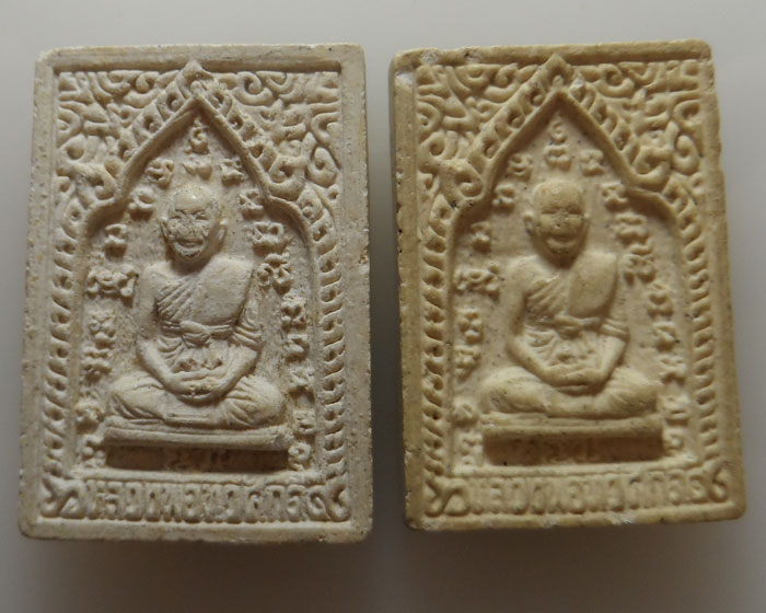 พระผงรูปเหมือนหลวงพ่อทวีศักดิ์(เสือดำ) วัดศรีนวลธรรมวิมล หลัง หลวงปู่ศุข (๒องค์)