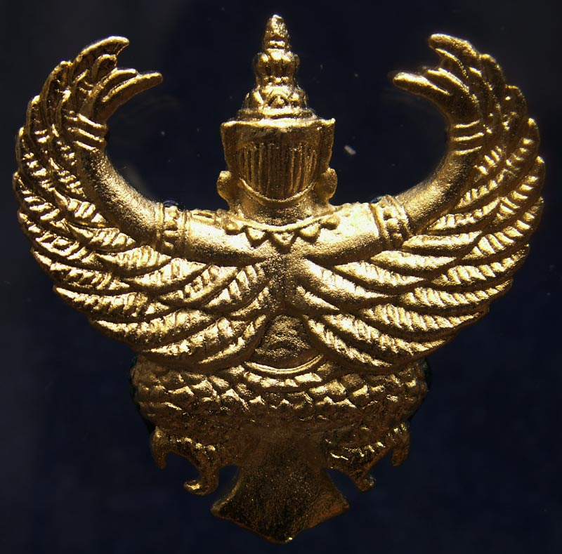 7.สวยดั่งทอง...พญาครุฑ พิธียกครุฑพ่าห์ ศาลจ.เบตง พ.ศ. 2555 เนื้อทองเหลืองกะไหล่ทองลงยา ขนาด 3.2 x 3.