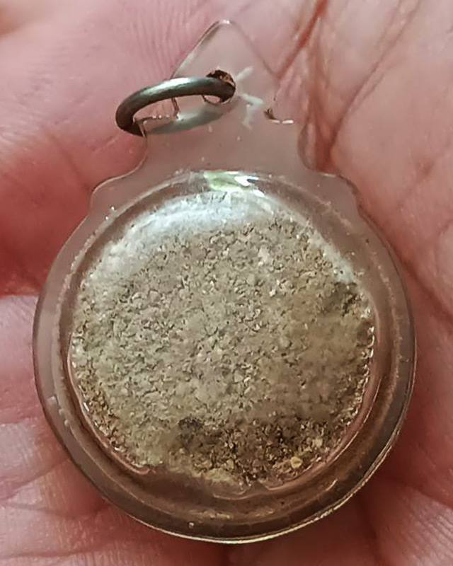 พระเนื้อผงพิมพ์จันทร์ลอย เลี่ยมกันน้ำพระบ้านเก่าเก็บหลายสิบปี ไม่ทราบที่ ขนาด 2 ซ.ม.