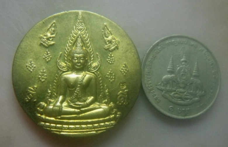 **เบาๆ**เหรียญพระพุทธชินราช หลังสมเด็จพระนเรศวรมหาราช รุ่นมงคลแผ่นดินดี ปี ๒๕๕๑**สวยๆ เชิญชมครับ