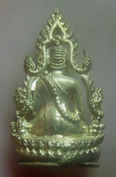 **เบา​ๆ​**รูปหล่อพระพุทธชินราช พิมพ์ลายฉลุ เนื้อกะไหล่เงิน ไม่ทราบที่**สวยๆ เชิญชมครับ