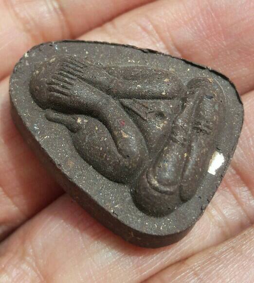 หลวงพ่อสุริยันต์ พระปิดตามหาโชคลาภ พิมพ์ใหญ่ เนื้อไม้ตะเคียน รุ่นสุริยันต์ ให้ รวย รวย รวย เคาะเดียว