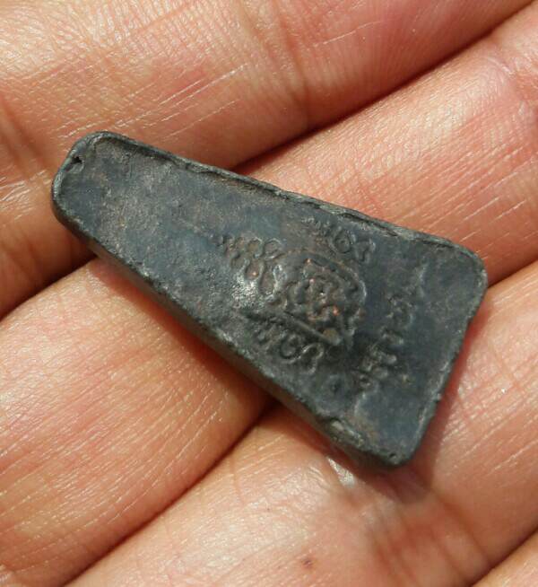 พระผงสุพรรณหลังยันต์ หลวงปู่ถิร ปญฺญาปโชโต วัดป่าเลไลย์วรวิหาร จ.สุพรรณบุรี ปี 2514 เคาะเดียว